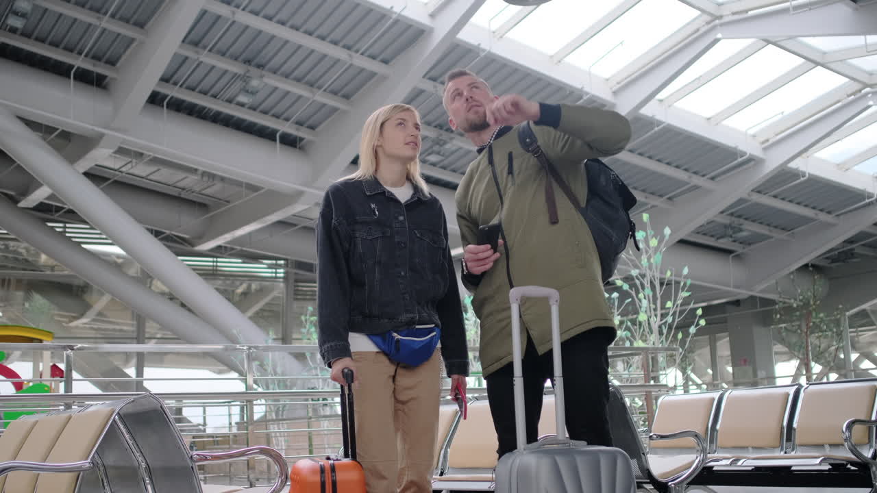 pareja esperando en la terminal del aeropuerto