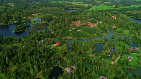 Drohnenaufnahme-Von-Häusern-Auf-Den-Kleinen-Inseln-Im-Kemeri-Moor-In-Der-Nähe-Von-Salas,-Lettland