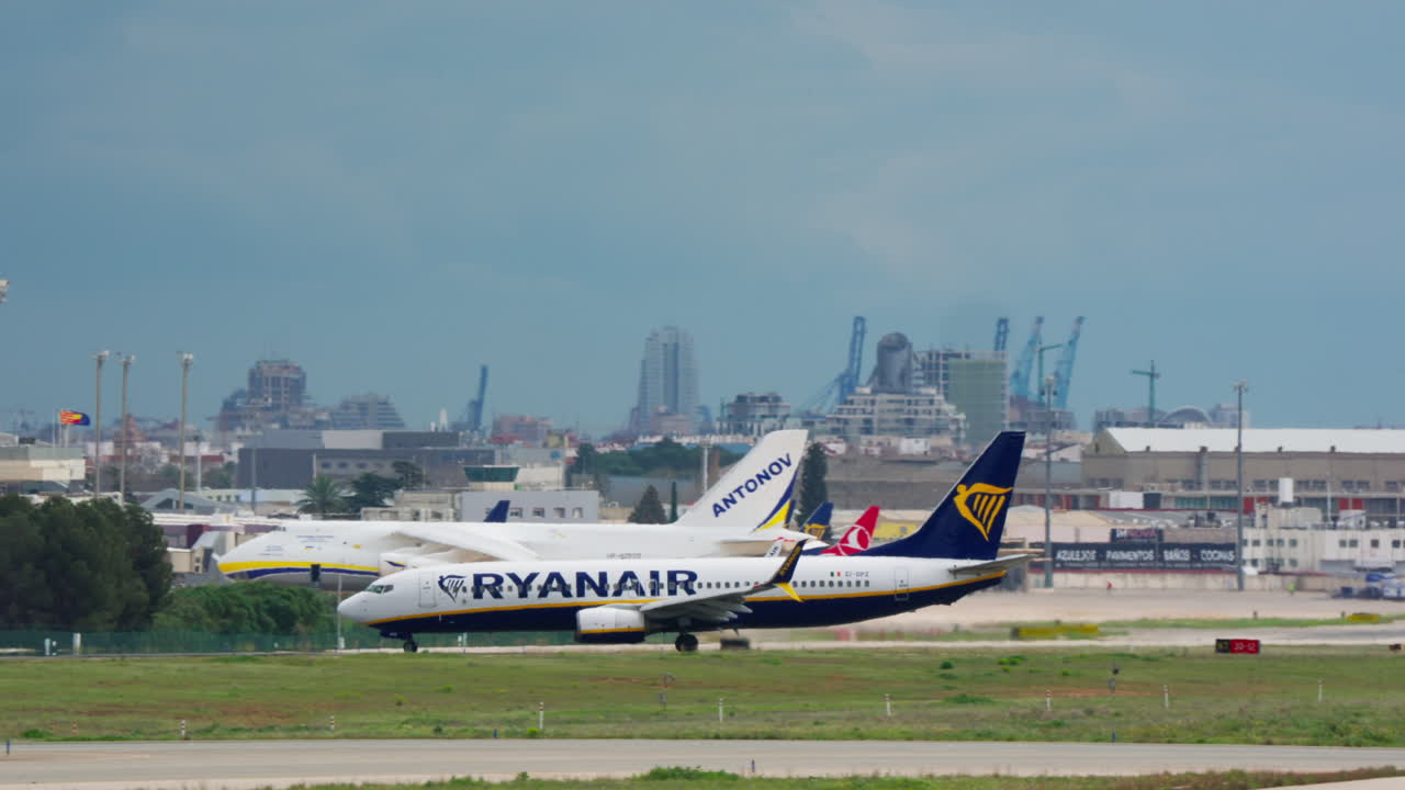 Pesawat Penumpang Ryanair Melaju Melewati Pesawat Kargo Antonov di Bandara