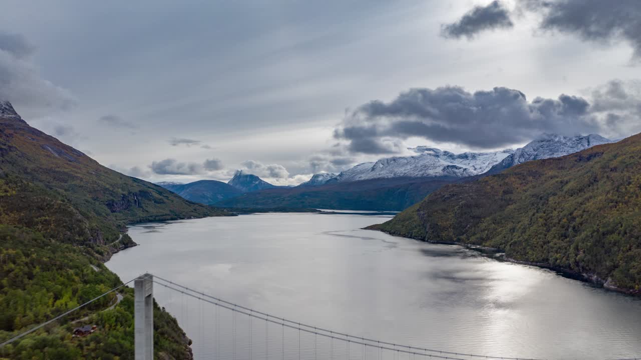 Widok z lotu ptaka na fiord Skjomen, mały fiord w pobliżu miasta Narwik w północnej Norwegii