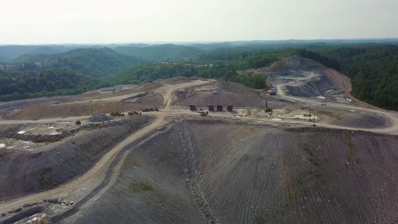 una antena sobre una mina a cielo abierto de extracción de carbón en la cima de una montaña en virginia occidental 1