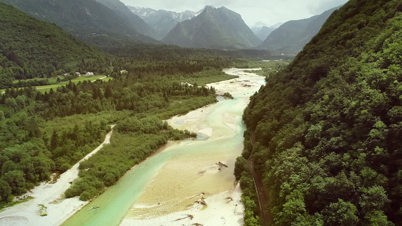 슬로베니아의 많은 언덕과 식물로 둘러싸인 소카 강의 공중 풍경.