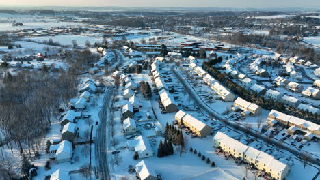 Antena-De-Casas-Cubiertas-De-Nieve-Invernal-Al-Amanecer