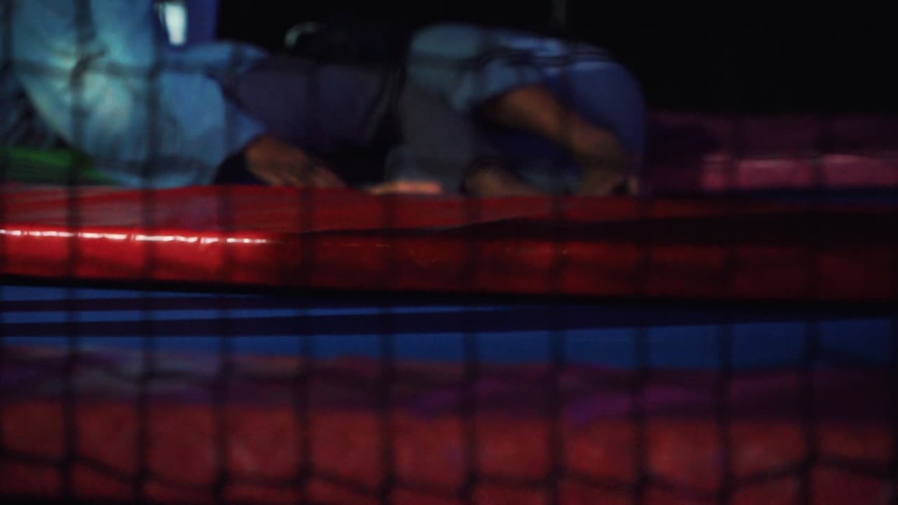 Primo piano dei piedini di bambini che saltano sul trampolino.