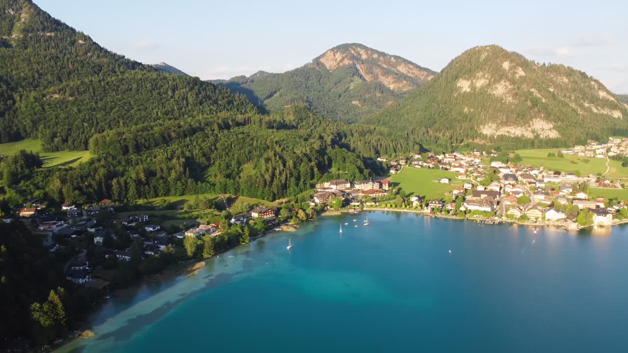 Ripresa aerea panoramica della città lacustre di Fuschl am See in Austria, giornata estiva