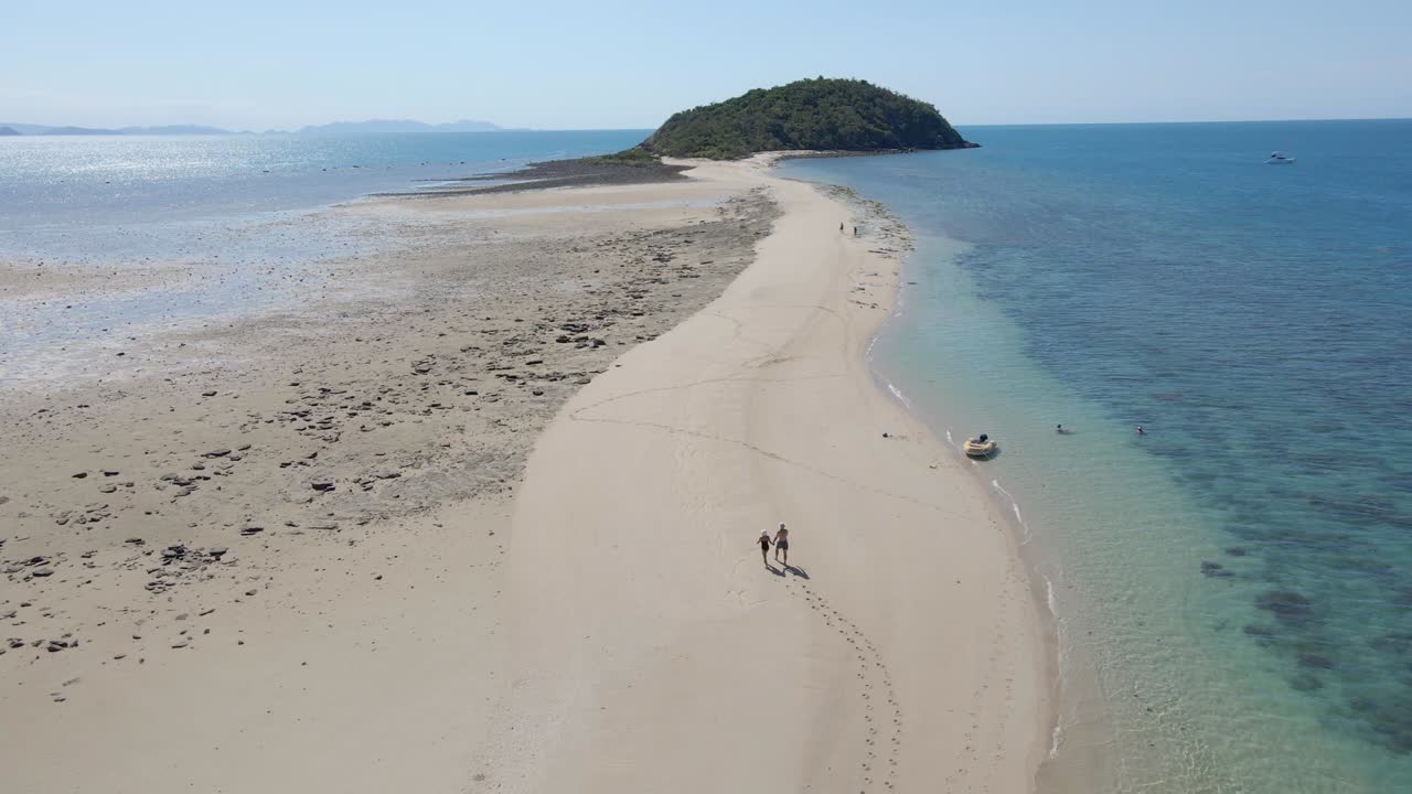 whitsunday 섬, qld, 호주에서 인기있는 관광 명소 - langford 섬에 발자국을 남기는 sandspit에서 걷는 커플