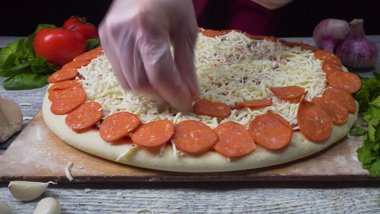 preparando una deliciosa pizza casera de pepperoni