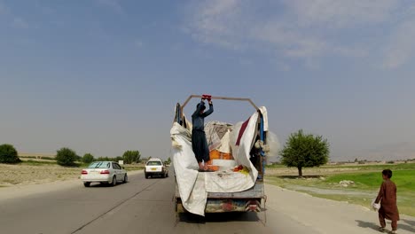 cabalgando por el camino abierto