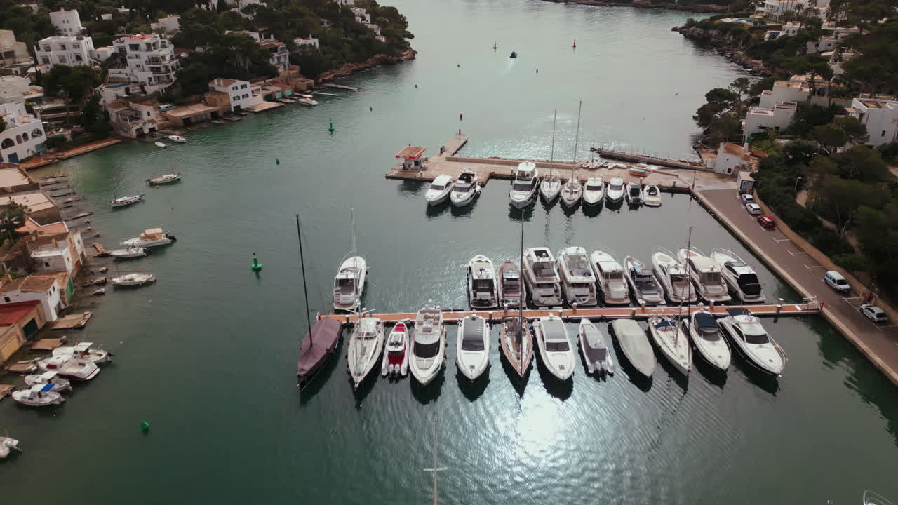 Vista aerea di un porto turistico a Cala d'Or, Maiorca, con barche ormeggiate