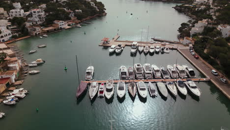 Vista-Aérea-De-Un-Puerto-Deportivo-En-Cala-D&#39;Or,-Mallorca-Con-Barcos-Atracados.