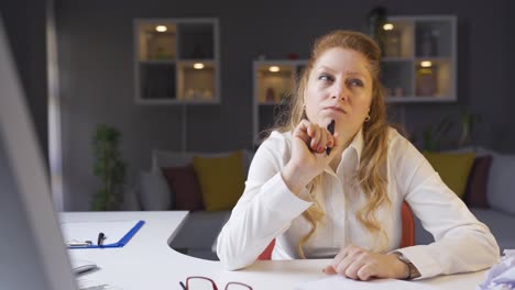 Una-Mujer-De-Negocios-Madura-Y-Experimentada-Que-Piensa-En-Ideas-Creativas-Trabaja-Desde-Casa.