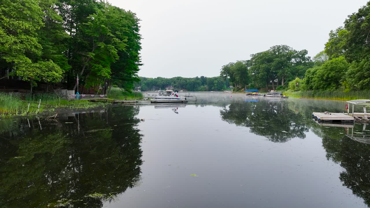 연기 안개 물 위에 받침대 내려