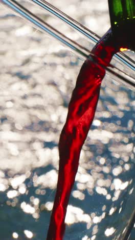 vertiendo vino tinto en un vaso