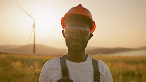 ingeniero sonriente en el atardecer del parque eólico