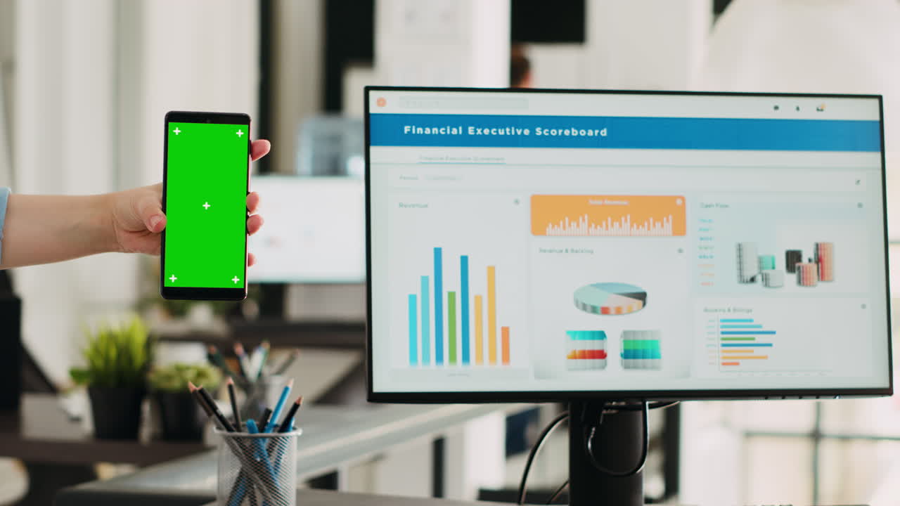 mujer sosteniendo un teléfono con pantalla verde