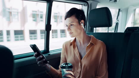 una mujer de negocios tomando café