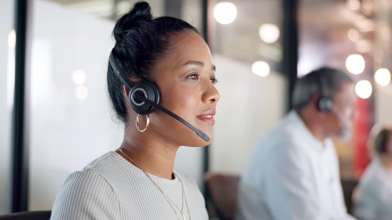 Konzentrierte Frau mit Headset arbeitet in einem Callcenter