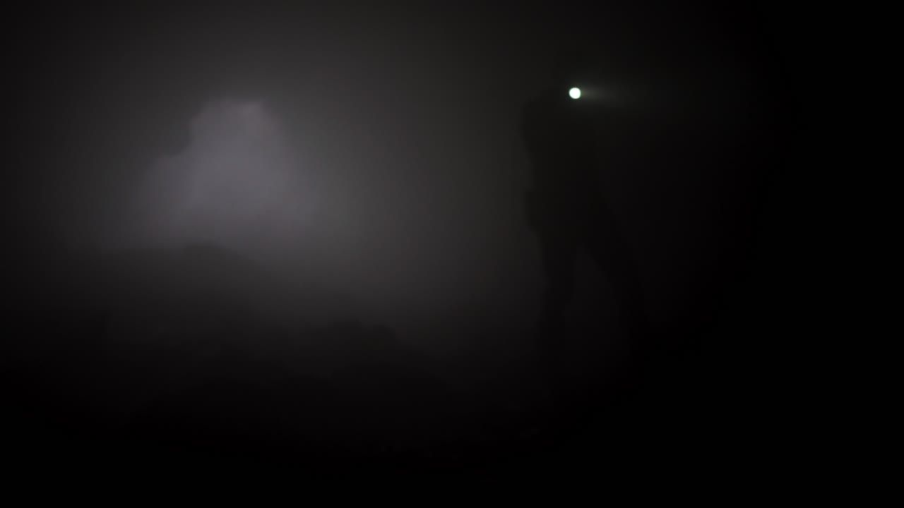 caminata por la montaña con niebla por la noche