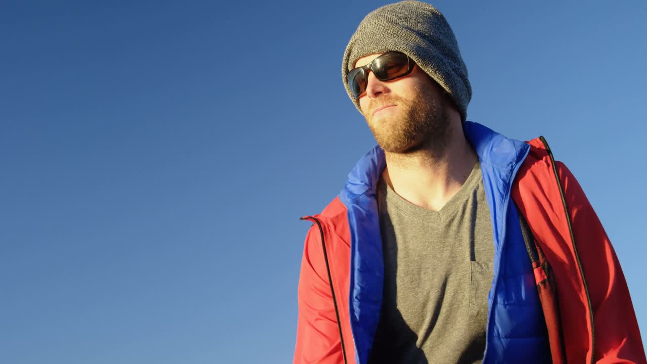 hombre viajando en lancha a motor 4k