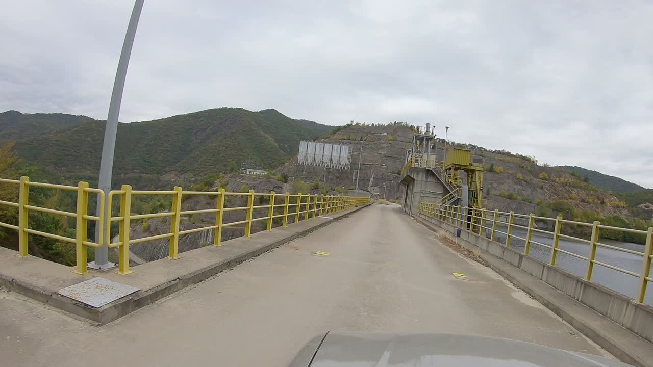 2차로 건너는 댐