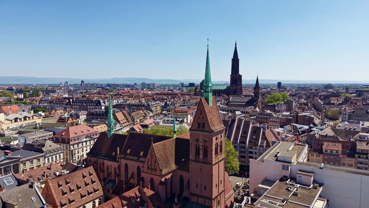 Drone in ascesa sopra Saint Pierre le Jeune e lo skyline storico di Strasburgo