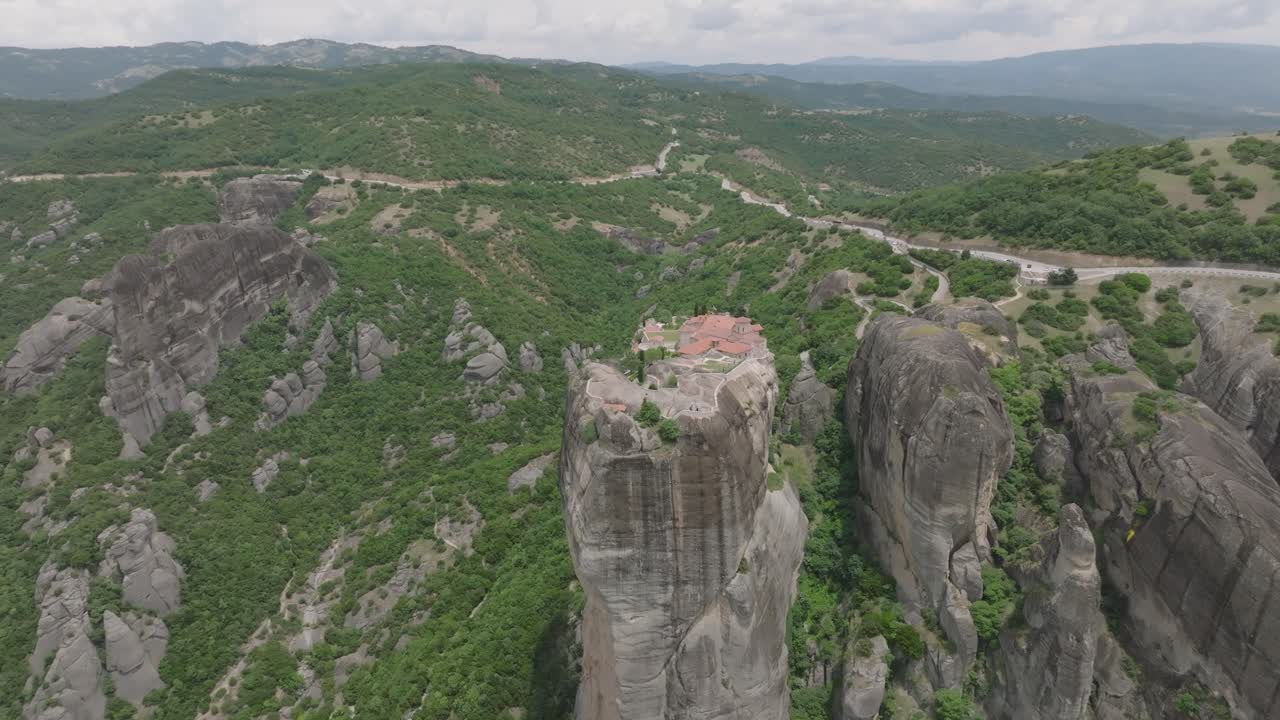 drone dolly inclinado hacia abajo sobre el histórico monasterio de la santa trinidad en meteora, grecia