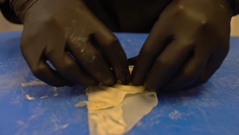 Cerrar-Las-Manos-Del-Chef,-Preparando-Rollitos-De-Primavera-Rellenos-De-Camarones-Y-Mayonesa-4k