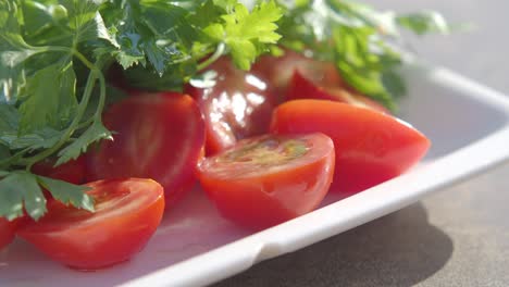 sliced tomatoes with parsley