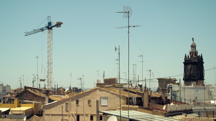 кран над крышами валенсии