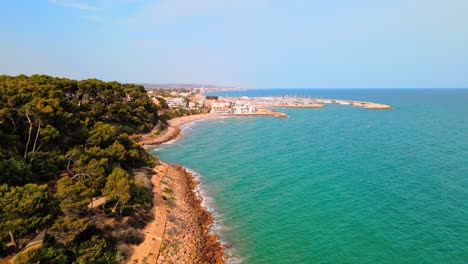 4K-Drohnenaufnahmen-Aus-Der-Luft-Von-El-Roc-De-Sant-Gaietà,-Einem-Malerischen-Ort