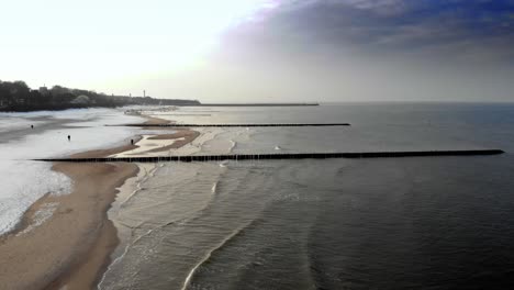 toma aérea de la playa de arena en ustka en invierno