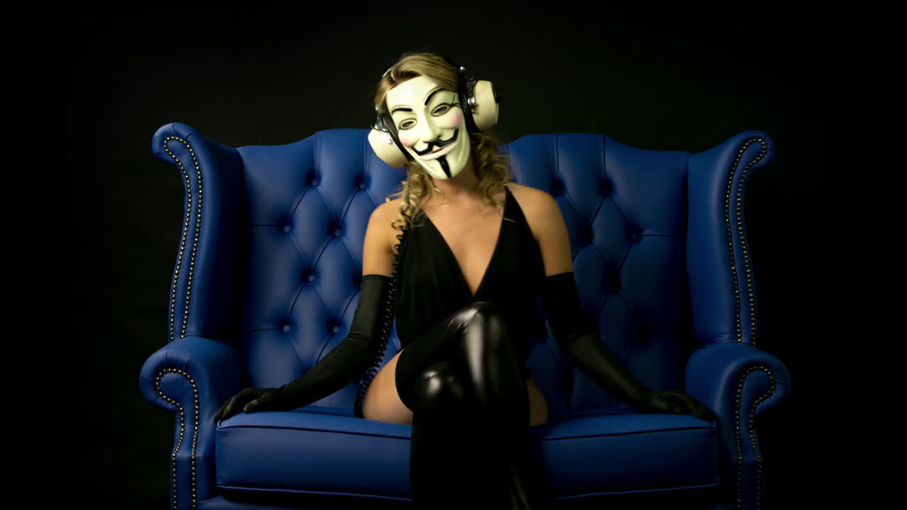 가면을 쓴 춤추는 여자 01