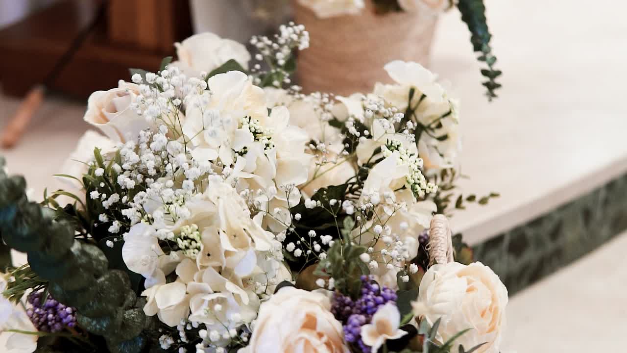 Dettaglio di bouquet di fiori nuziali bianchi al rallentatore