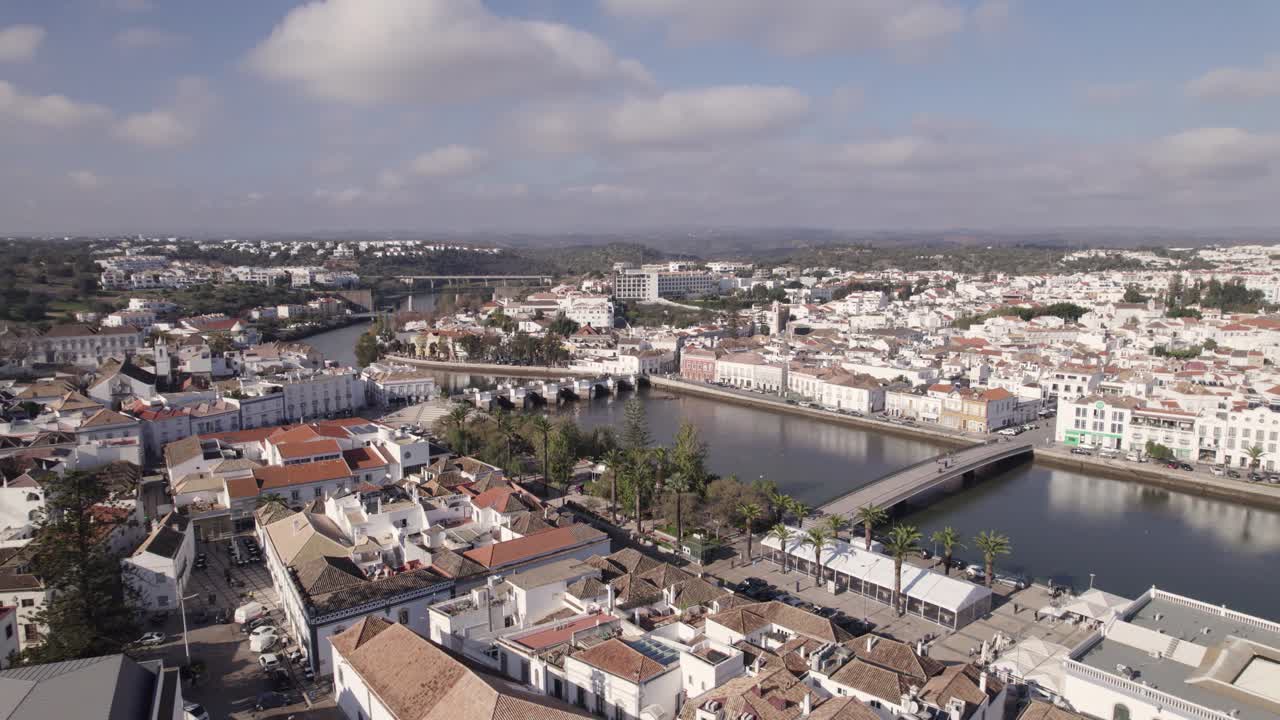 Vista aérea de la encantadora ciudad de Tavira con el río Gilão y puentes que lo atraviesan
