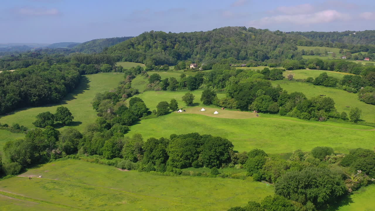 panorámica aérea de izquierda a derecha great oaks glamping día soleado reino unido 4k