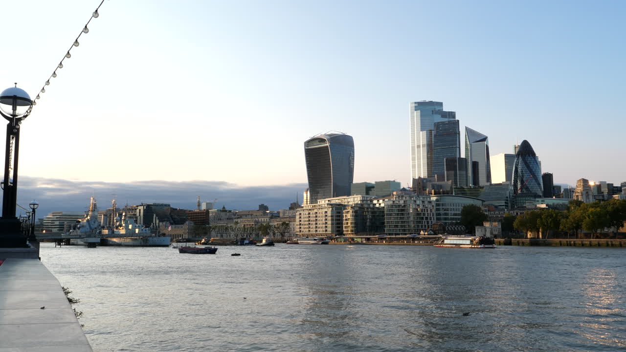 도시 건축물과 템스강이 있는 런던의 도시 풍경