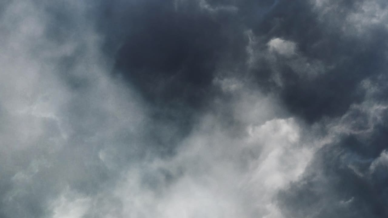 뇌우, 폭풍 전에 아름다운 어두운 구름과 하늘