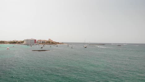 Spanien,-Mallorca-Platja-Des-Trenc-Beach-Ein-Wunderschöner-Vorbeiflug-über-Den-Strand-Bei-4k-24-Fps-Mit-Nd-filtern-An-Einem-Sehr-Hellen-Tag-Mit-Einer-Dji-Mavic-Air-Drone