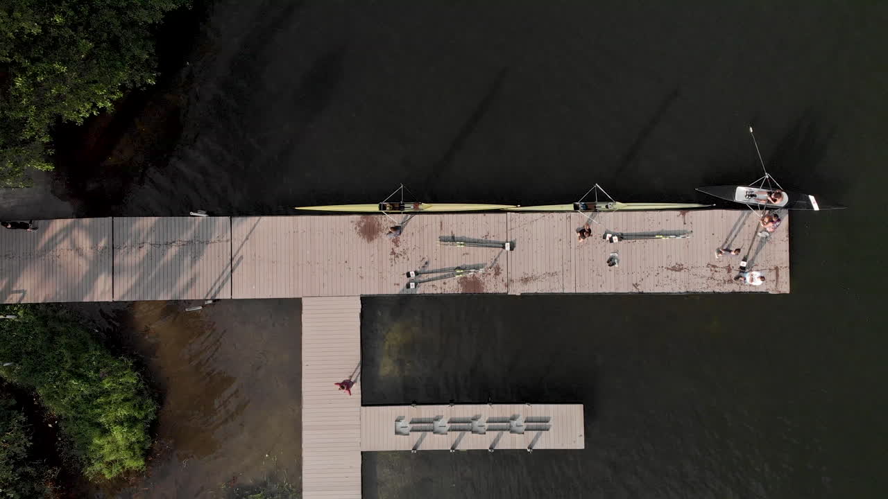 노 젓는 사람이 도착하고 물에서 나오는 리우데자네이루 도시 호수에 있는 노 젓는 부두와 훈련 시설의 공중 하향식 전망