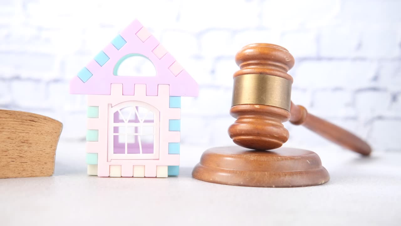 Casa e martelletto in un procedimento legale