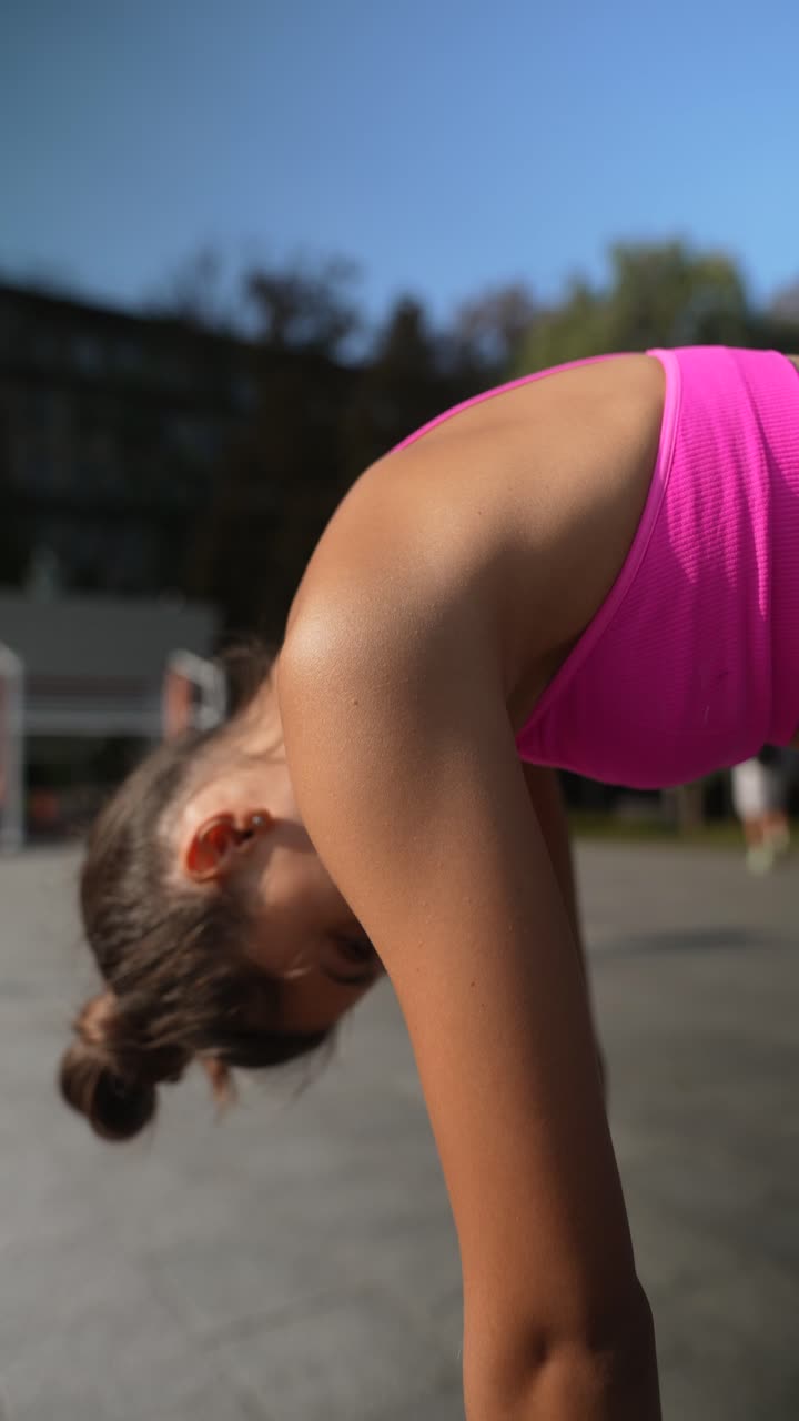 mujer estirándose al aire libre
