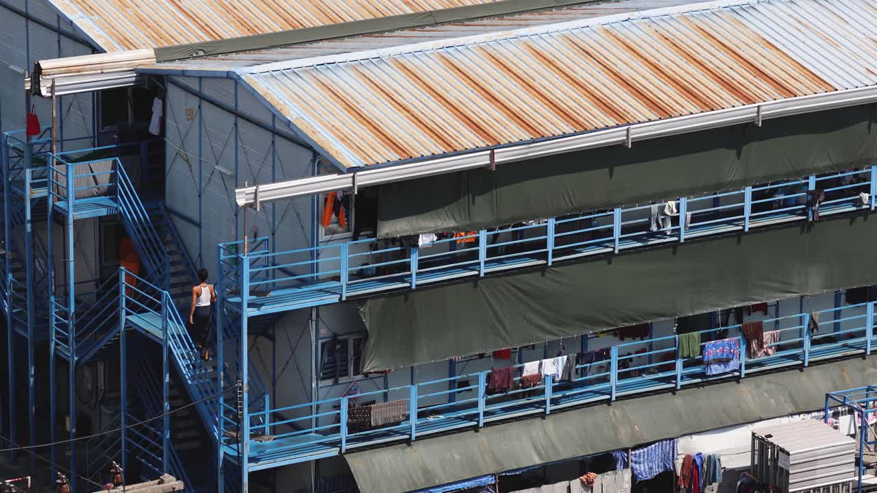 Lavoratori e materiali si muovono in un edificio in costruzione