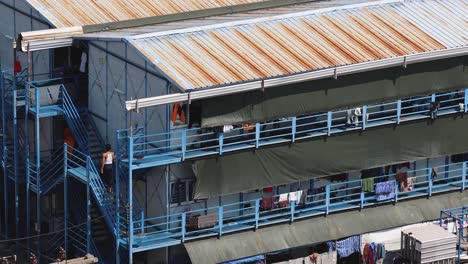 trabajadores y materiales se mueven en un edificio en construcción