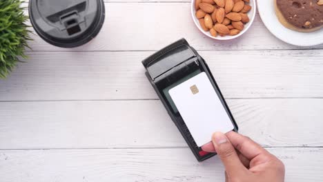 pagar con tarjeta de crédito en un café