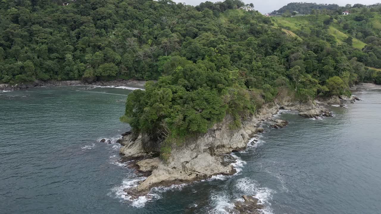 selva tropical junto al mar en playa la vaca cerca de la ciudad costera de quepos, costa rica