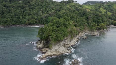 Tropical-jungle-by-the-ocean-at-Playa-La-Vaca-near-the-seaside-town-of-Quepos,-Costa-Rica