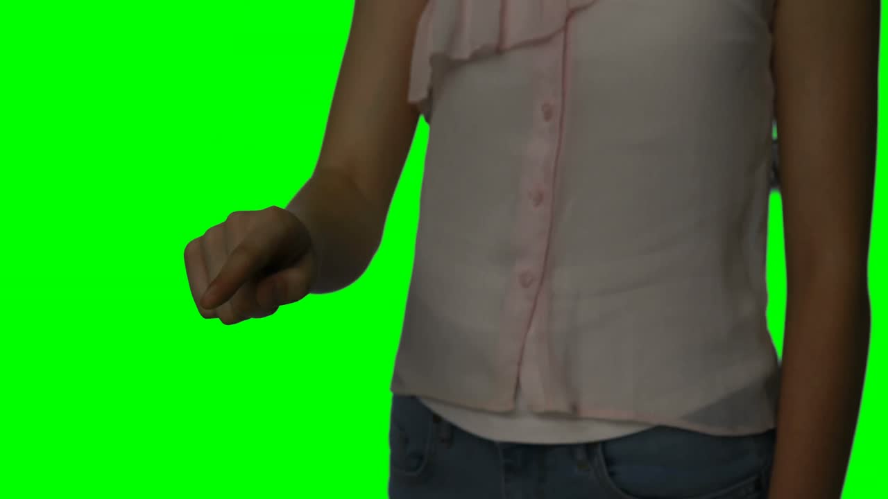 sección media de una mujer usando una pantalla digital 4k