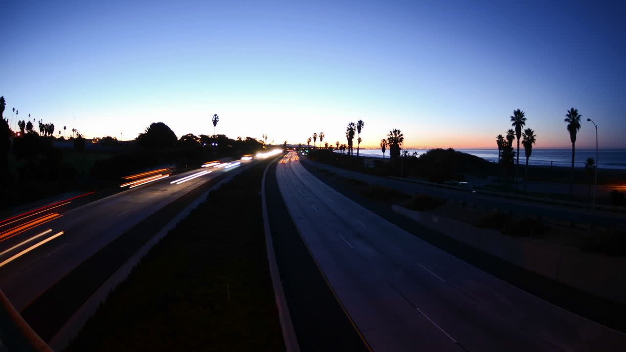 벤츄라 캘리포니아를 통해 101번 고속도로의 벤츄라 고속도로에서 아침 러시 아워 교통의 광각 저속 확대