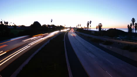 Amplio-ángulo-De-Lapso-De-Tiempo-Acercando-El-Tráfico-De-La-Hora-Punta-De-La-Mañana-En-La-Autopista-Ventura-En-La-Autopista-101-A-Través-De-Ventura-California