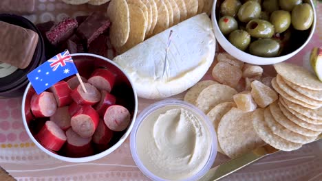 plato de comida en el día de australia con banderas